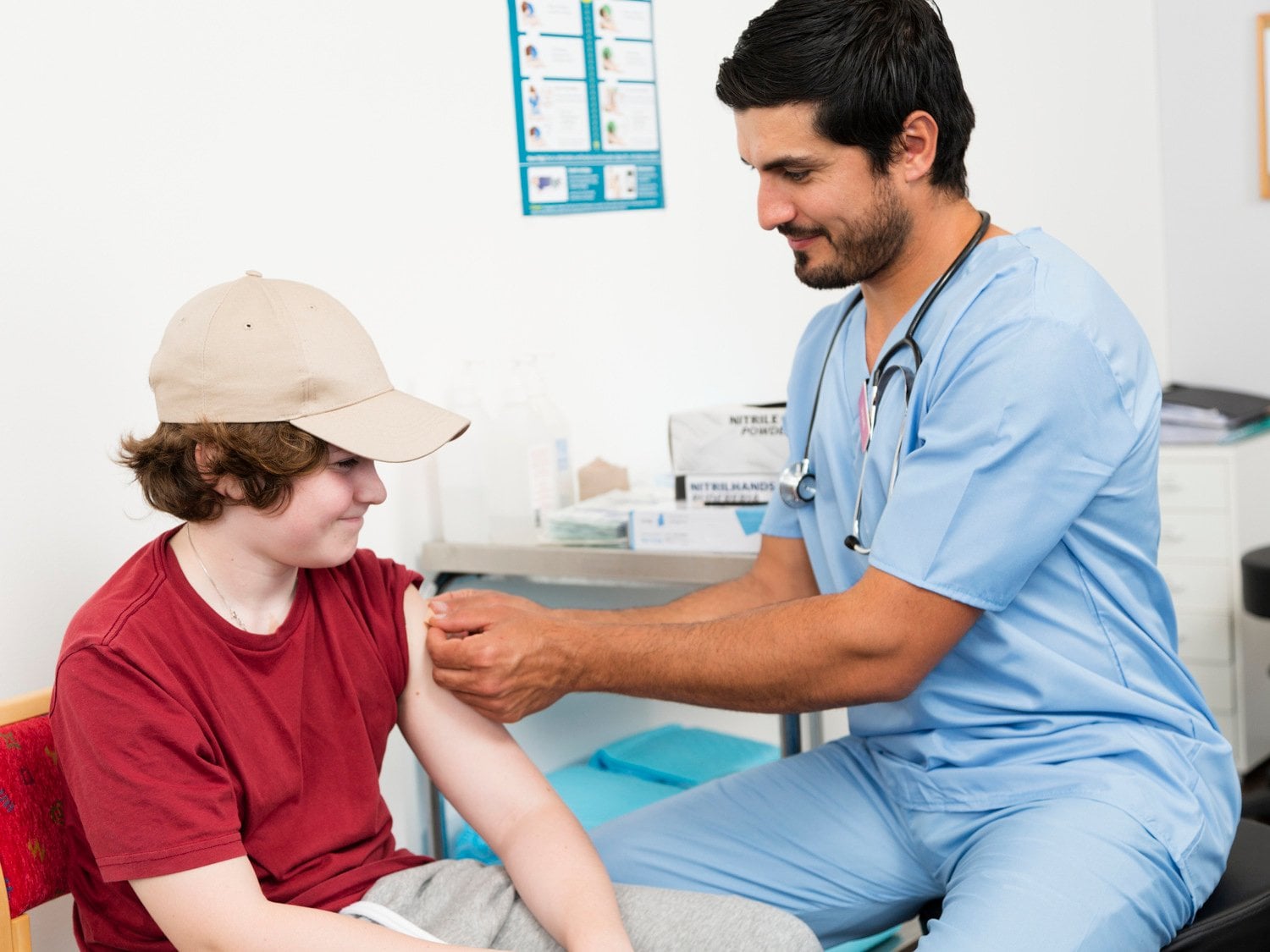 En medarbetare inom vården undersöker en pojke