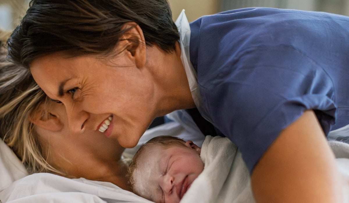Barnmorskan Laura kramar ömt om mamma och nyförlöst bebis.