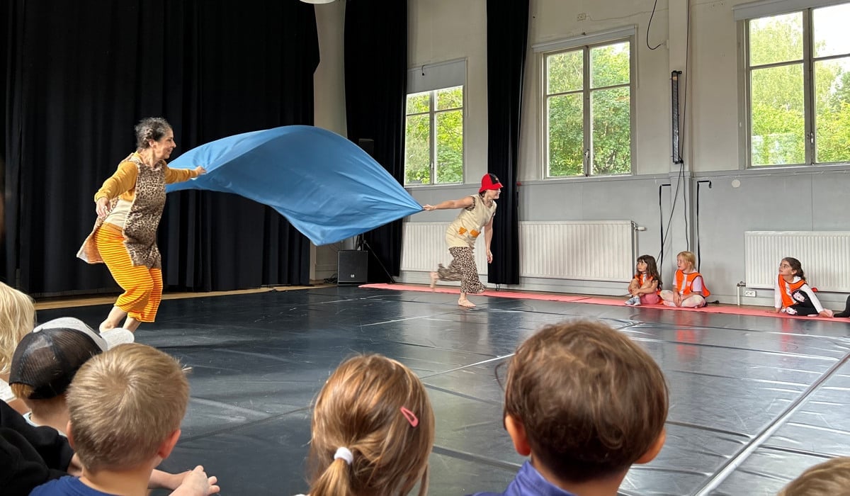 Barn som tittar på dans