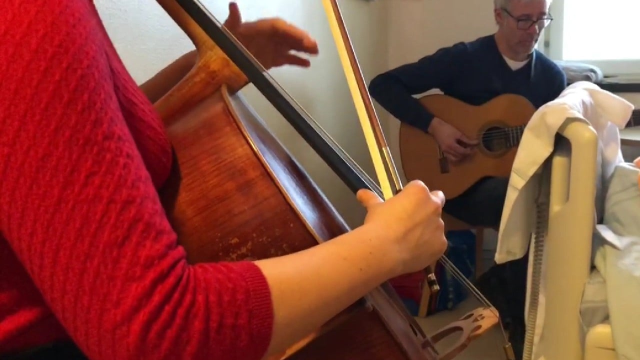 musiker framför sjukhussäng