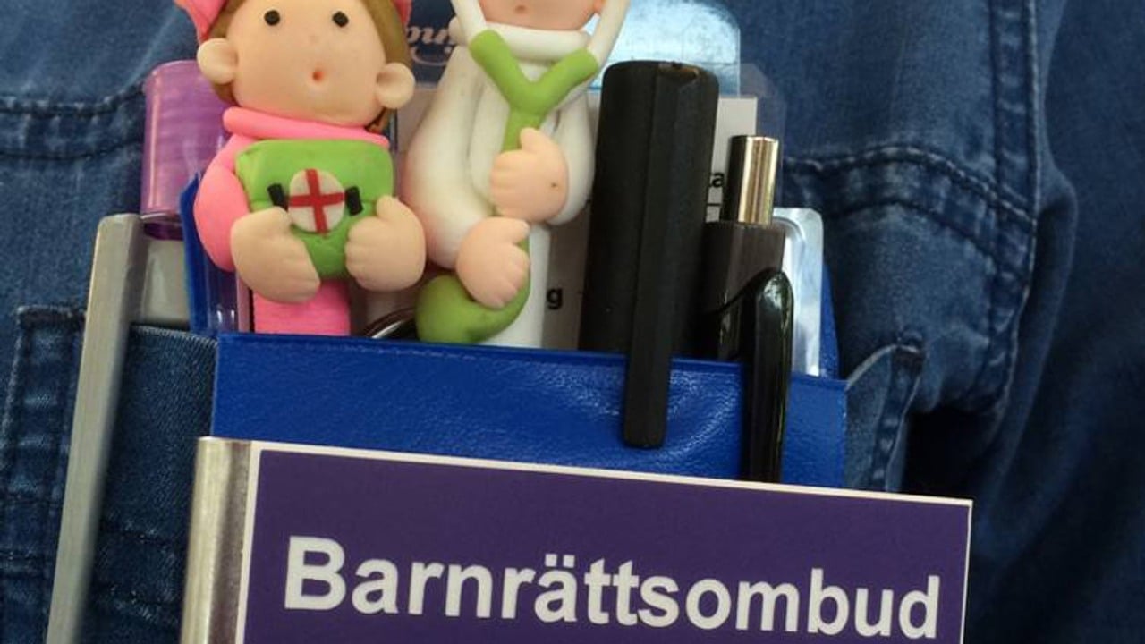 Bild på bröstbricka där det står barnrättsombud