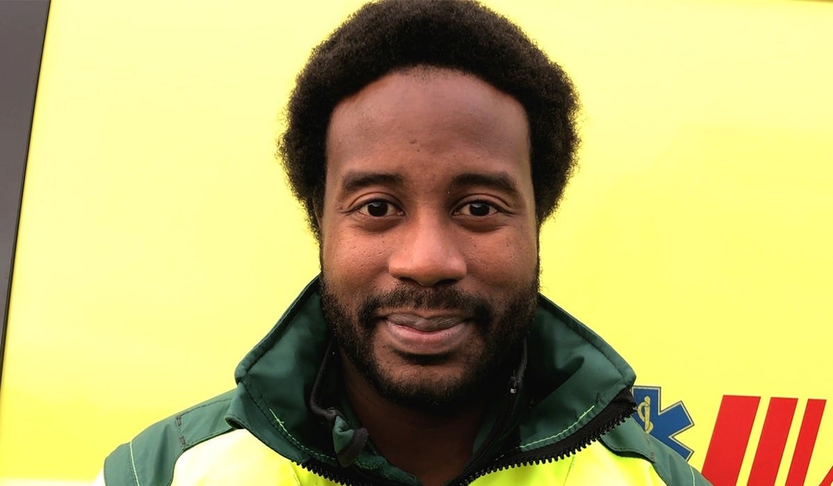Porträttfoto på Jojje, ambulanssjukvårdare på Ambulanssjukvården i Storstockholm AB