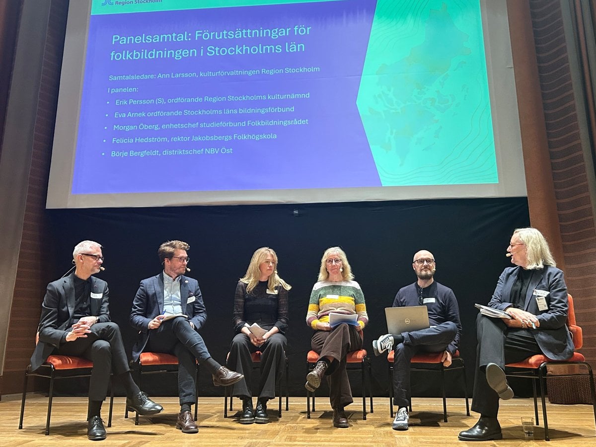 Paneldeltagare på scen 