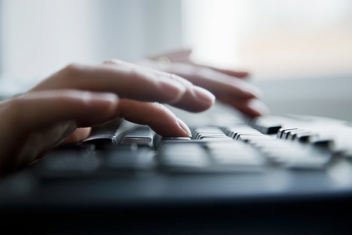 Händer som skriver på ett tangentbord