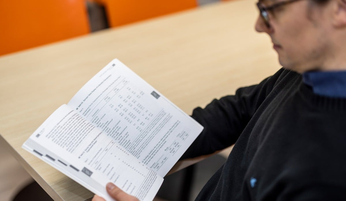 Man som läser en vetenskaplig bok.