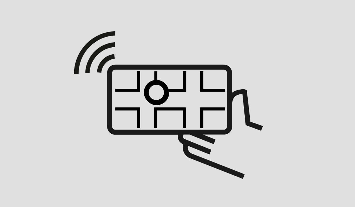 Ikon föreställande en mobiltelefon som används som karta/positioneringsstöd för personen som håller mobilen i sin hand