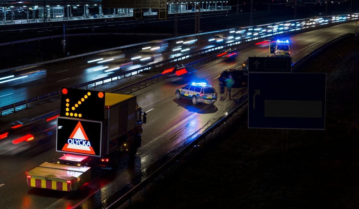 Räddningsfordon på en väg där det har skett en trafikolycka