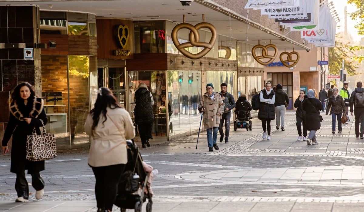 Människor som rör sig på gågatan utanför Kringlan i Södertälje