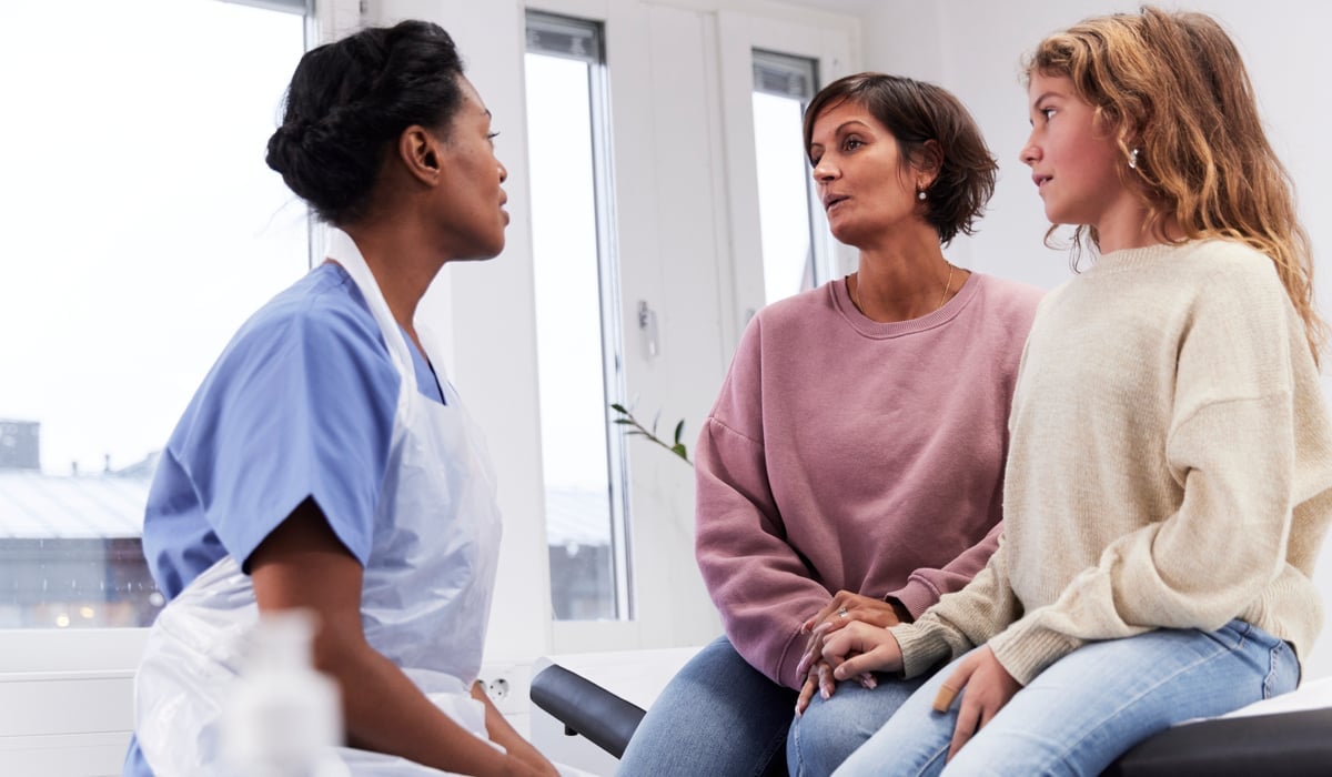 Läkare med mamma och barn