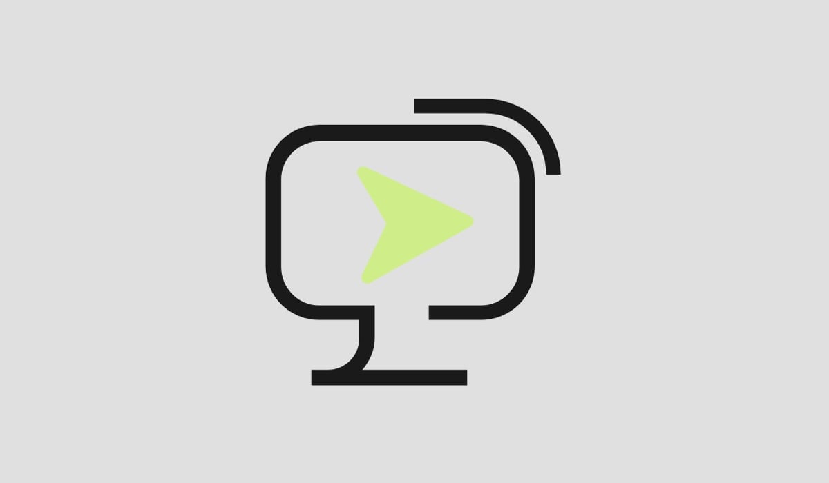 En svartvit ikon, föreställande en dator, med en grön pil.