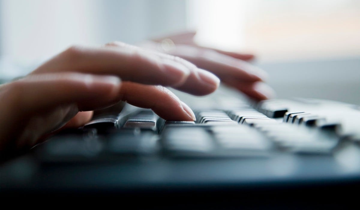 Händer som skriver på ett tangentbord