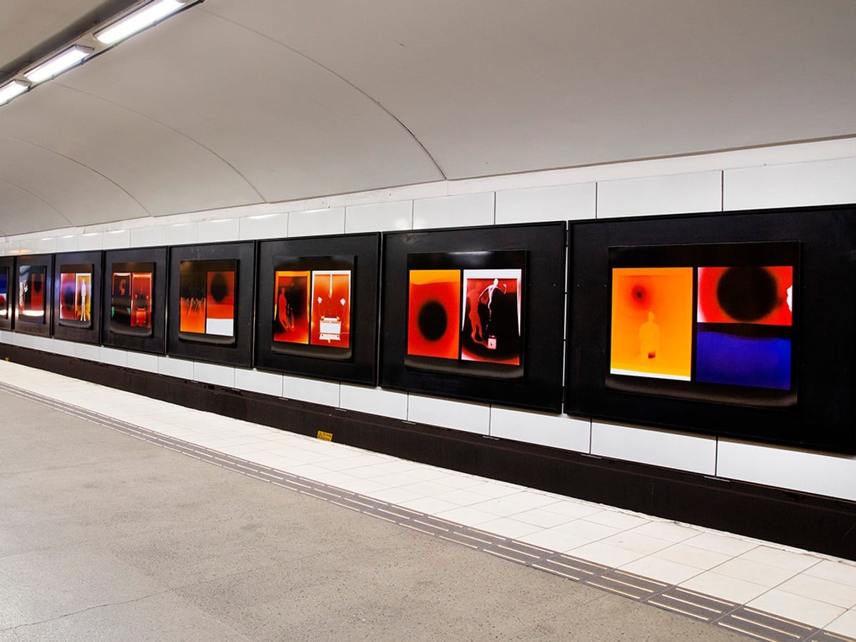 Foto på Erik Gustafssons konstinstallation "Pause Between Thought and Action" i en tunnelbana.