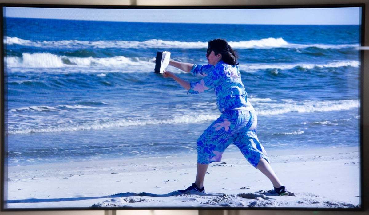 Anna agerar själv i filmen. Hon står i blåsväder på en strand mot vågorna med en bok i handen.