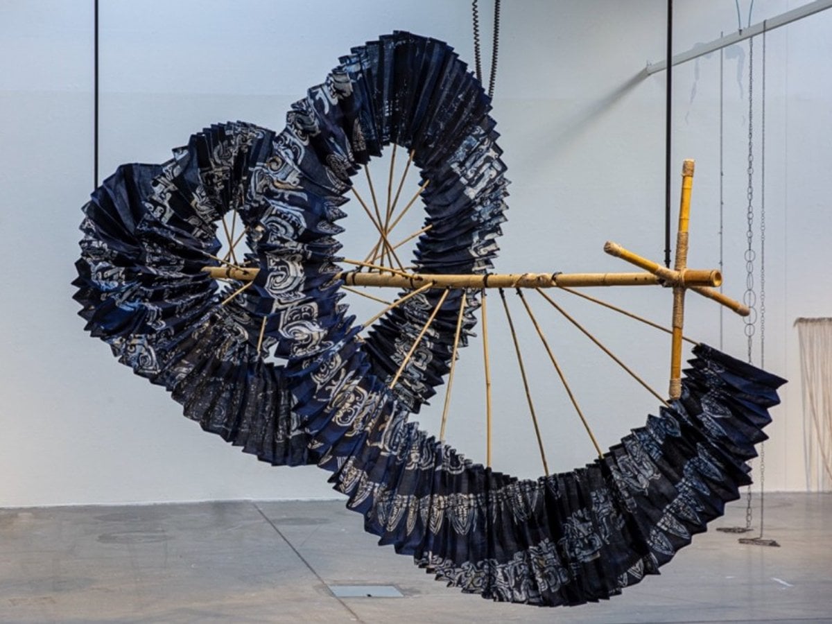 Spiral i tyg hänger från tak.