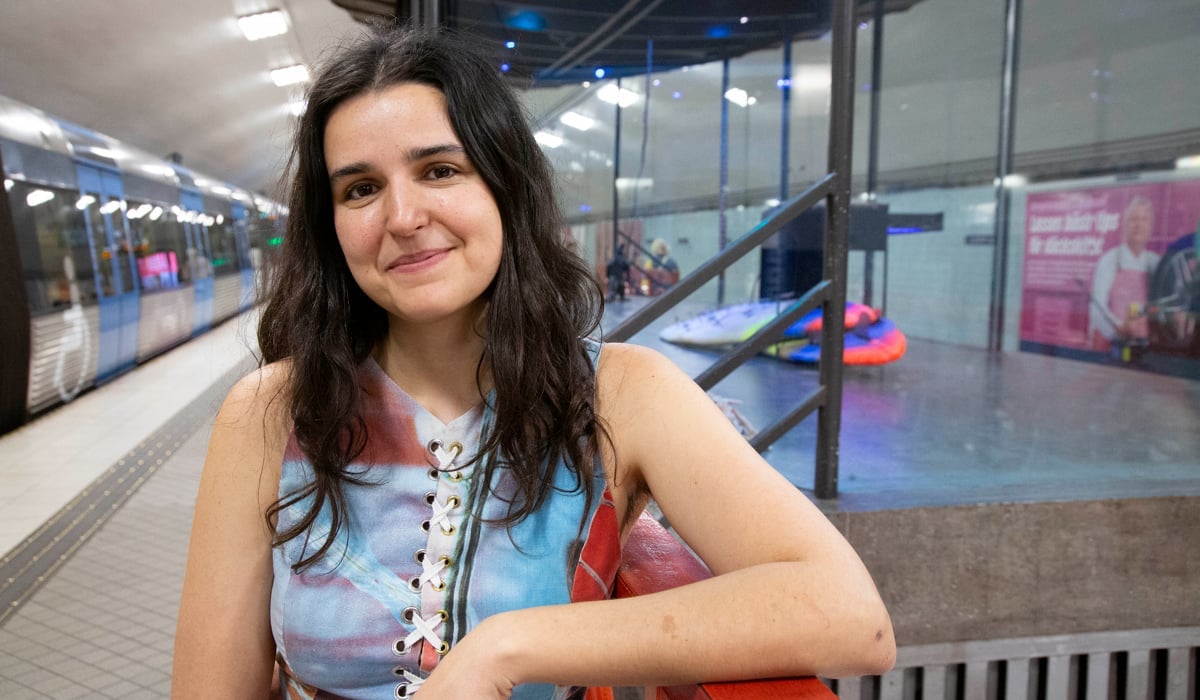 Camille framför montern.