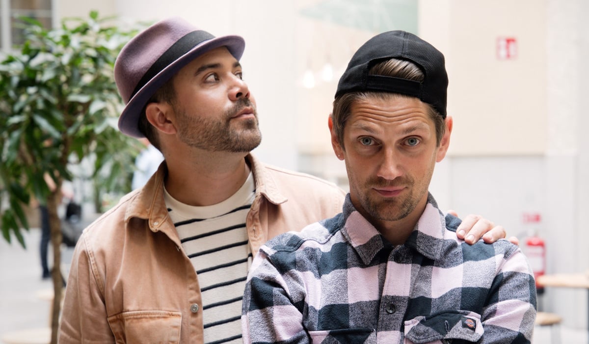 Bild av artisterna i Sirqus Alfon, Erik i hatt och Tobias i bakvänd keps.