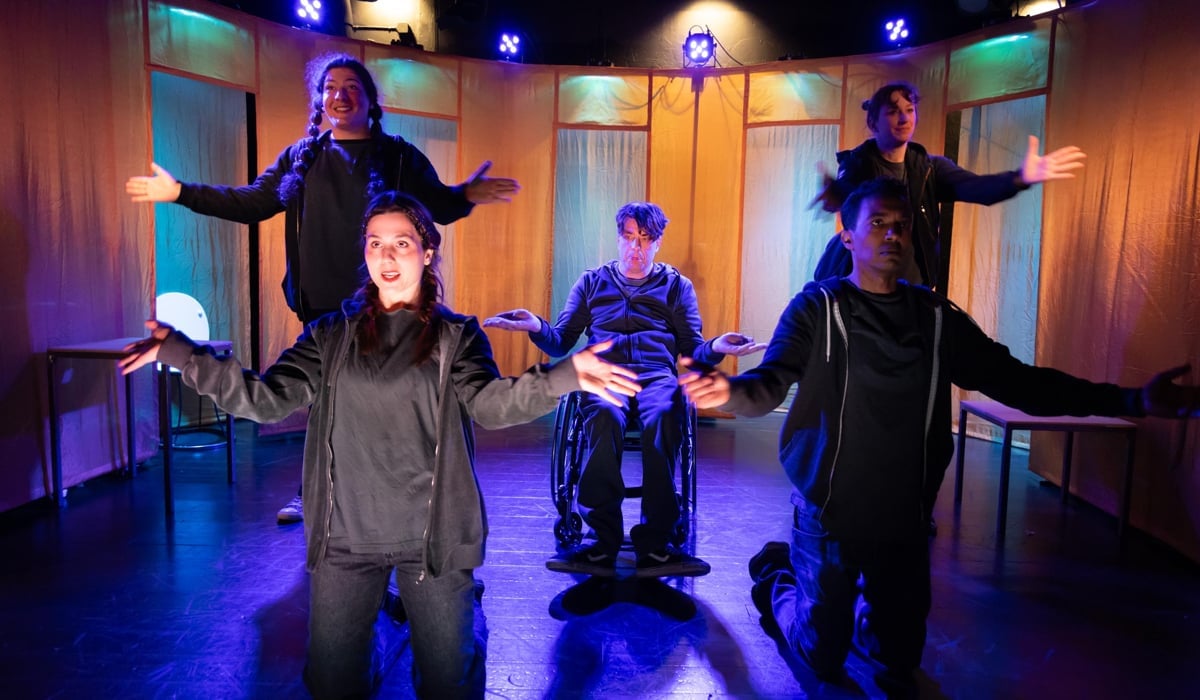 En grupp människor på en scen.