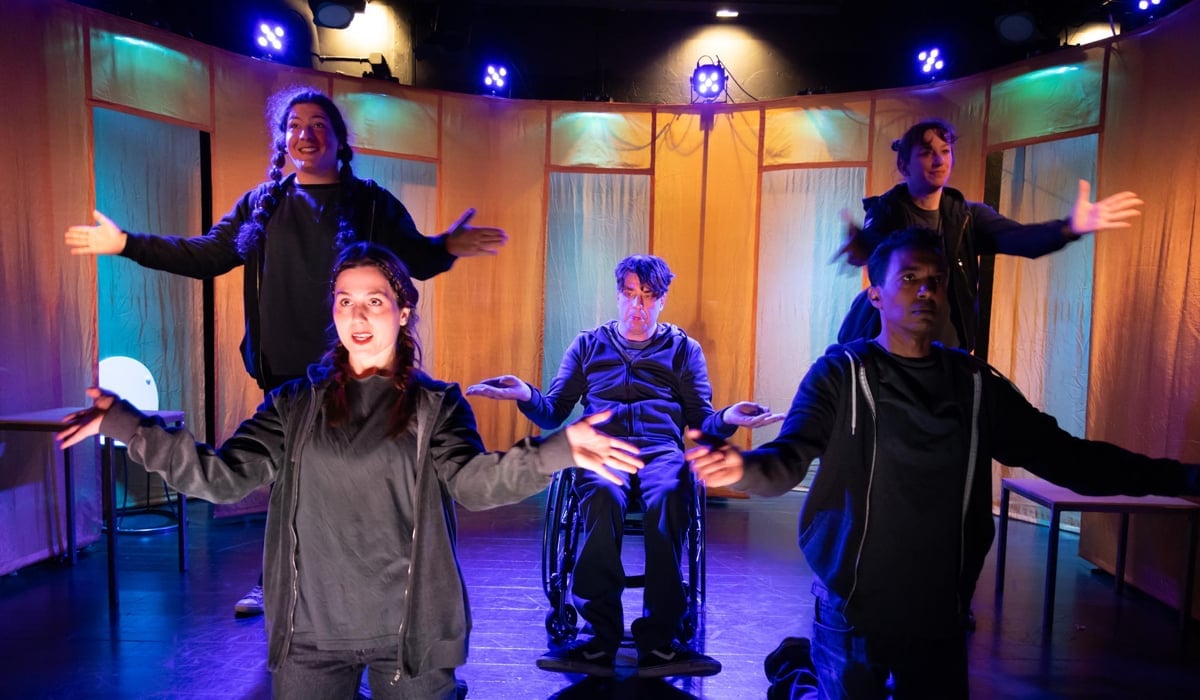 En grupp människor på en scen.