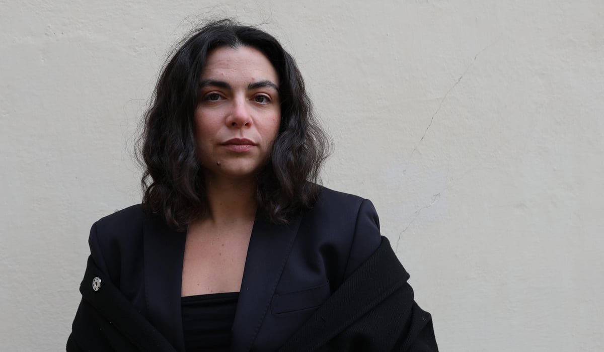 Kvinna i svarta kläder.