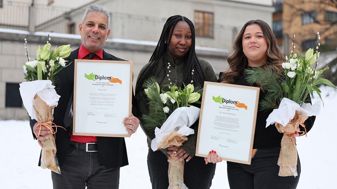 Vinnarna av Region Stockholms pris för arbete mot främlingsfientlighet och rasism. De håller i diplom och blommor. 