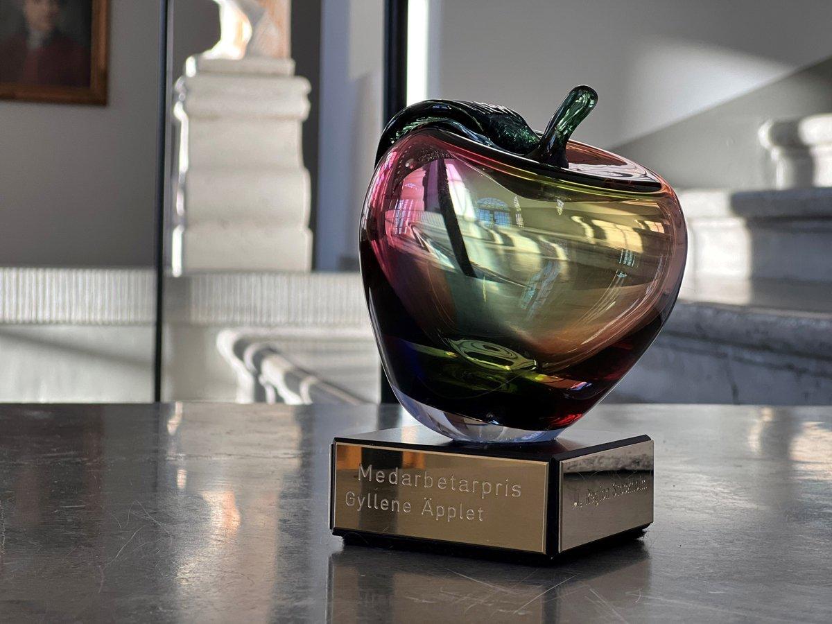 konstglasäpple som delas ut till vinnare av Gyllene Äpplets medarbetarpris