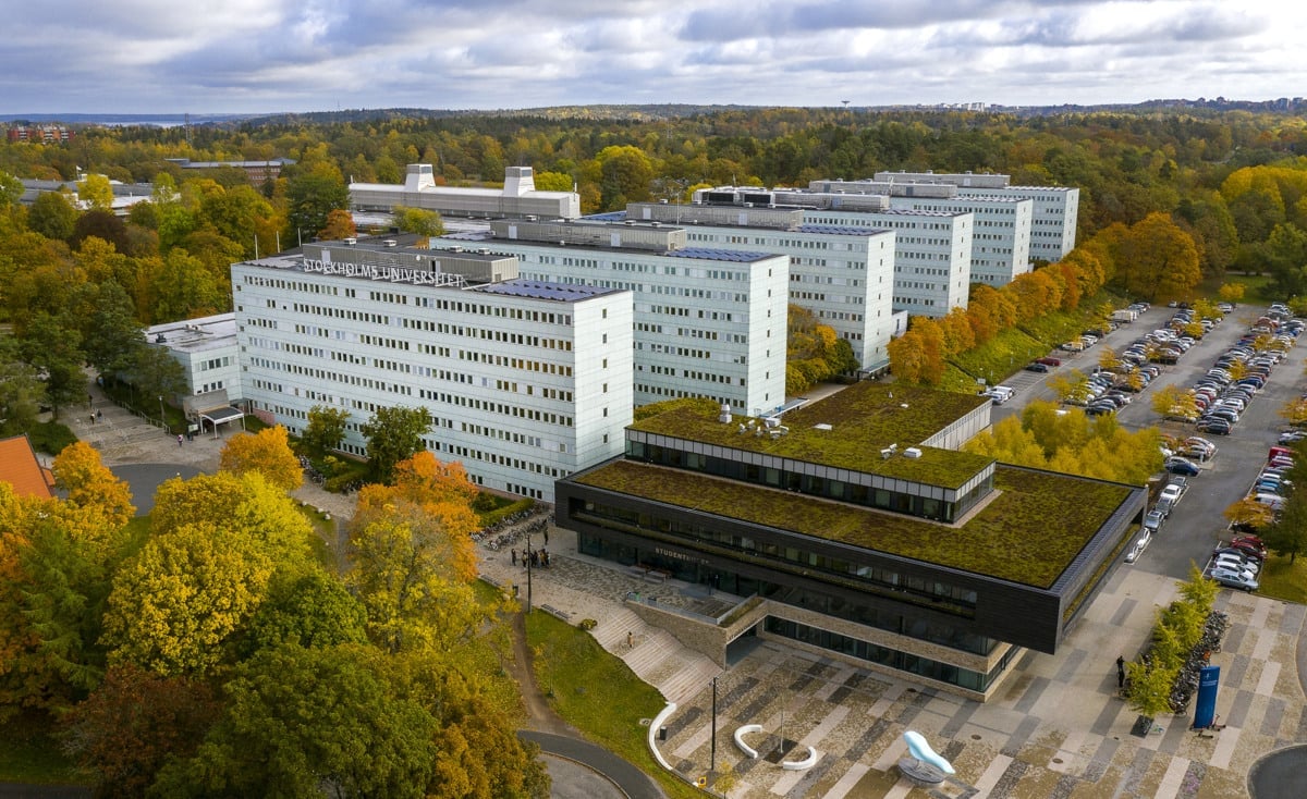 Drönarbild över Stockholms Universitet i höstskrud.