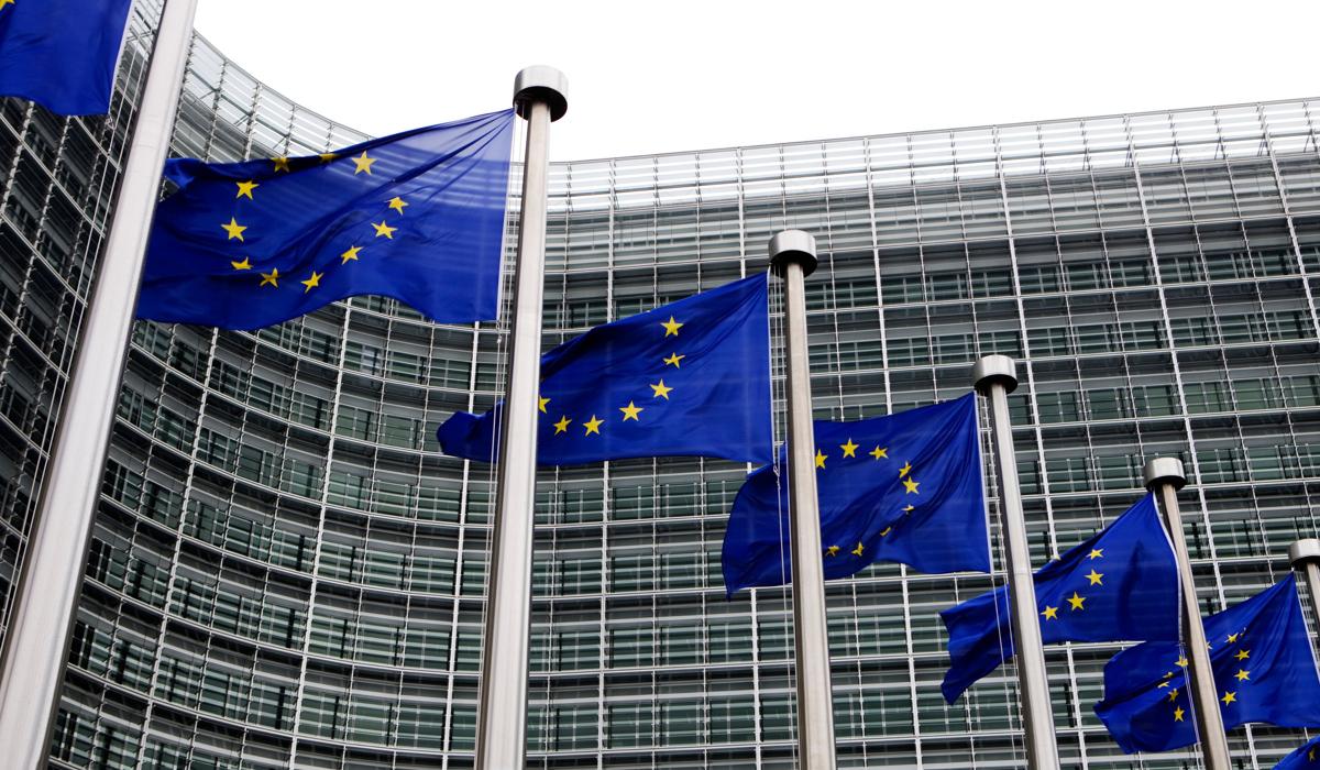 EU-flaggor som vajrar utanför europaparlamentet i Bryssel