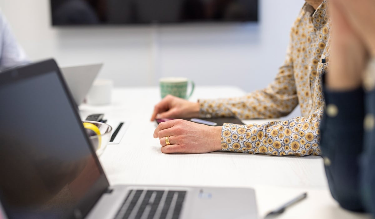 Foto med bärbar dator med två personer som sitter framför.