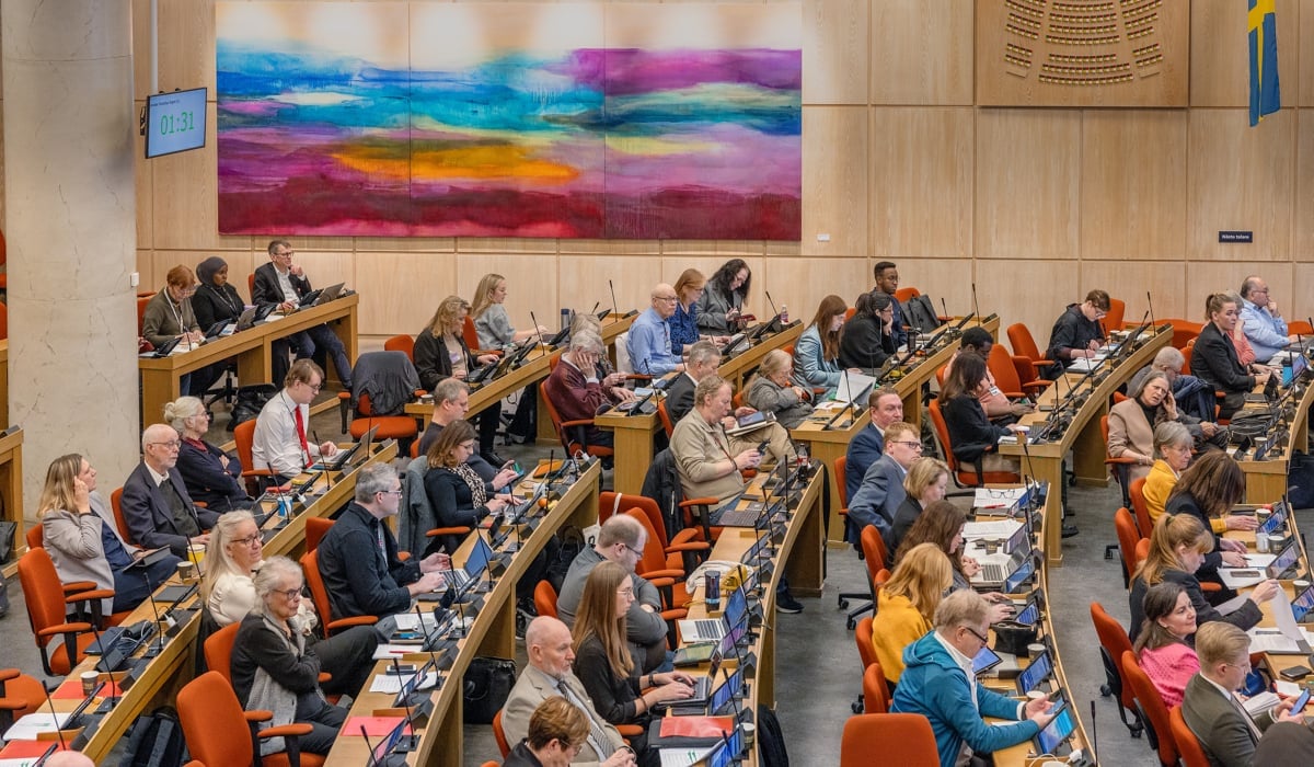 Bild från fullsatt Landstingssal i Landstingshuset