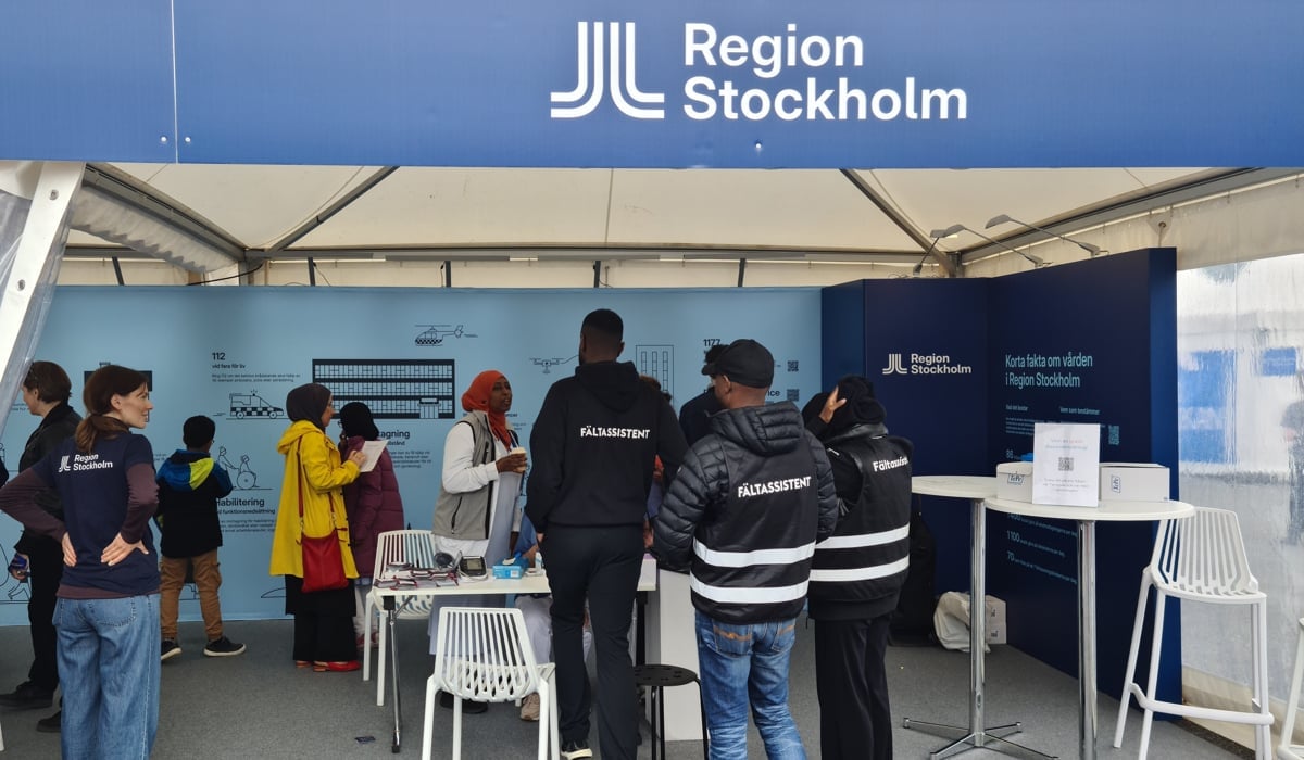 Besökare och personal i Region Stockholms tält på Järvaveckan