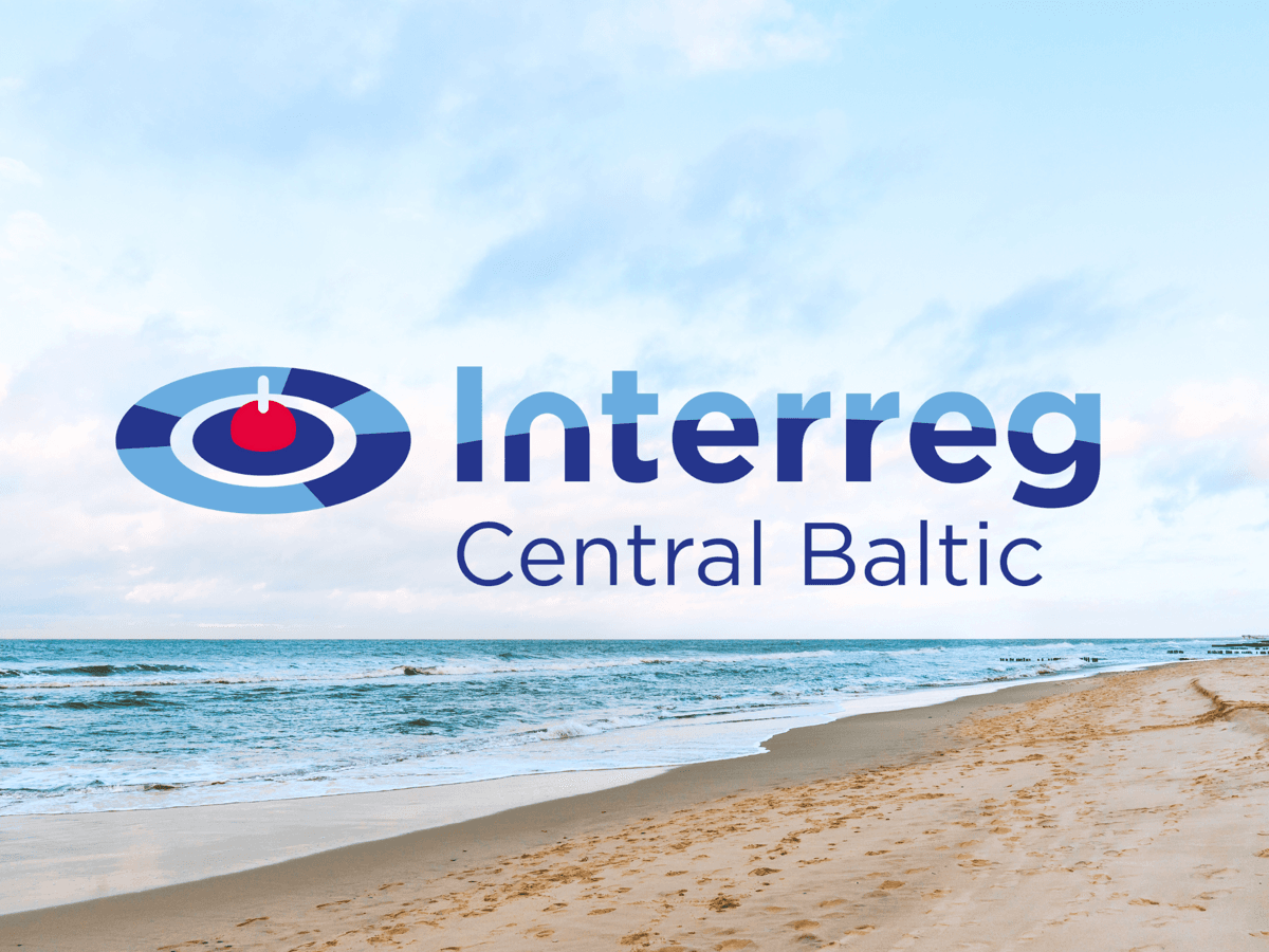 Interreg central baltics logotyp med en strand i bakgrunden