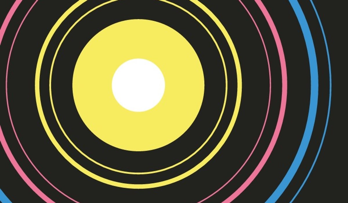 En svart bakgrund med färgglada cirklar i mitten.