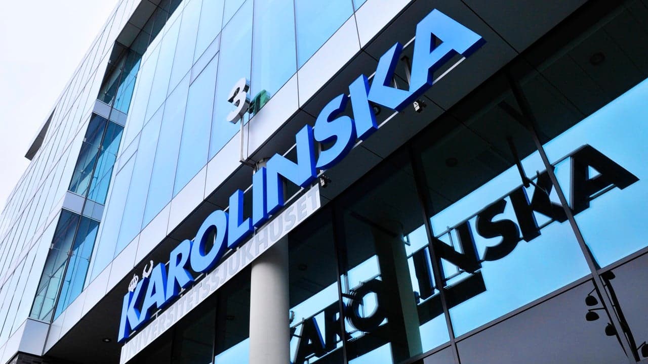 Sjukhusbyggnad glasfasad Karolinska i blått
