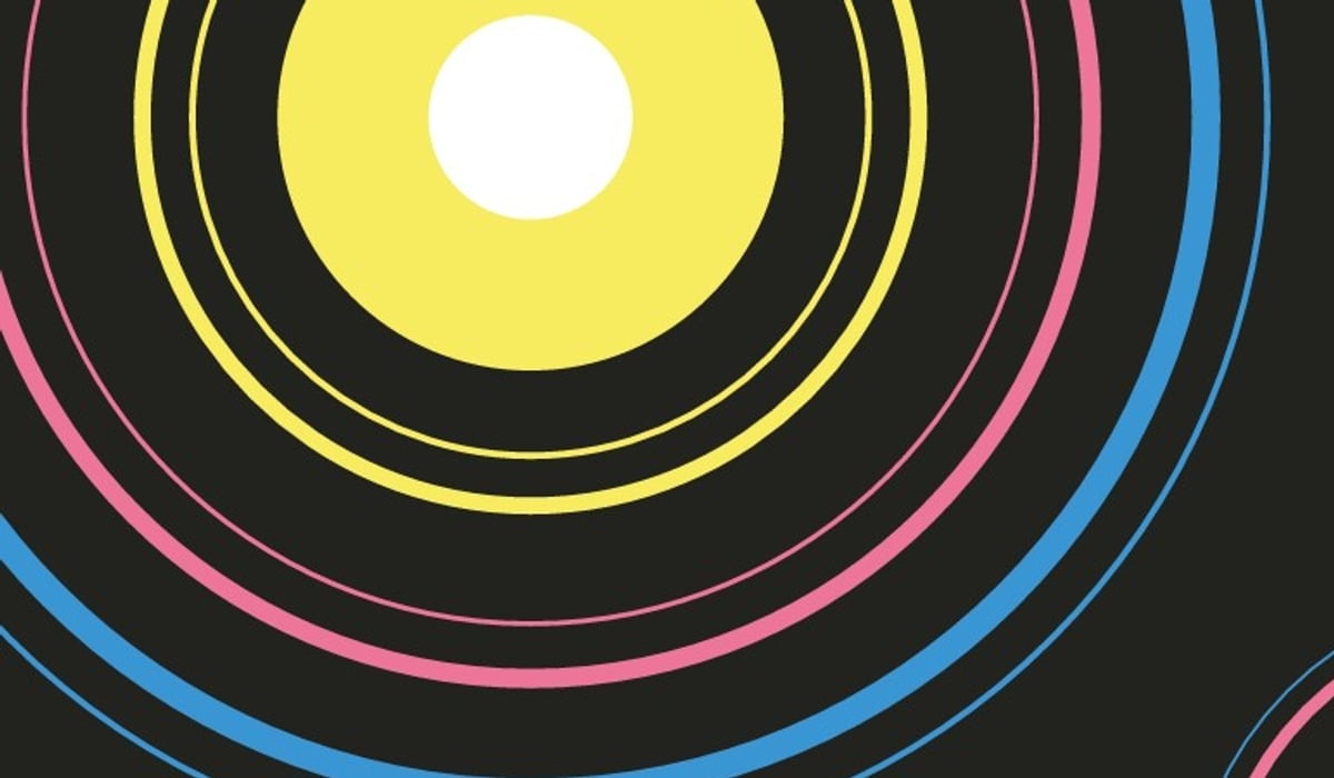 En svart bakgrund med färgglada cirklar i mitten.