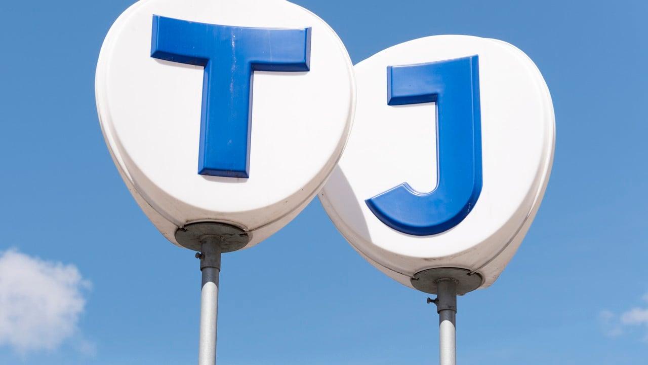 Bild på två symboler med ett T och ett J. T:et står för tunnelbana och J:et står för Järnväg. Båda är blåvita. 