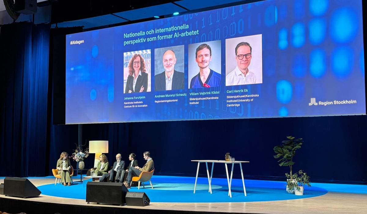 Foto på scenen på AI-dagen.