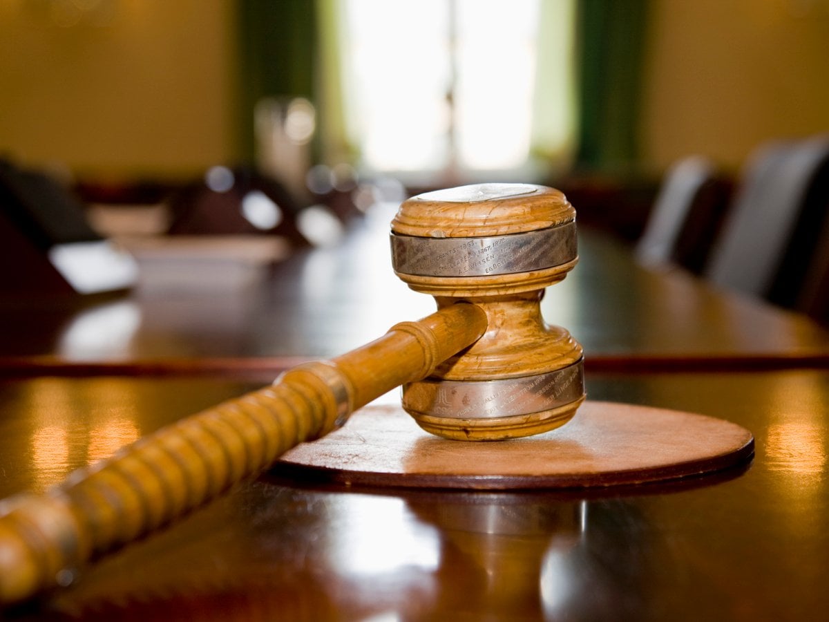 Bild på ordförandeklubba som ligger på ett bord