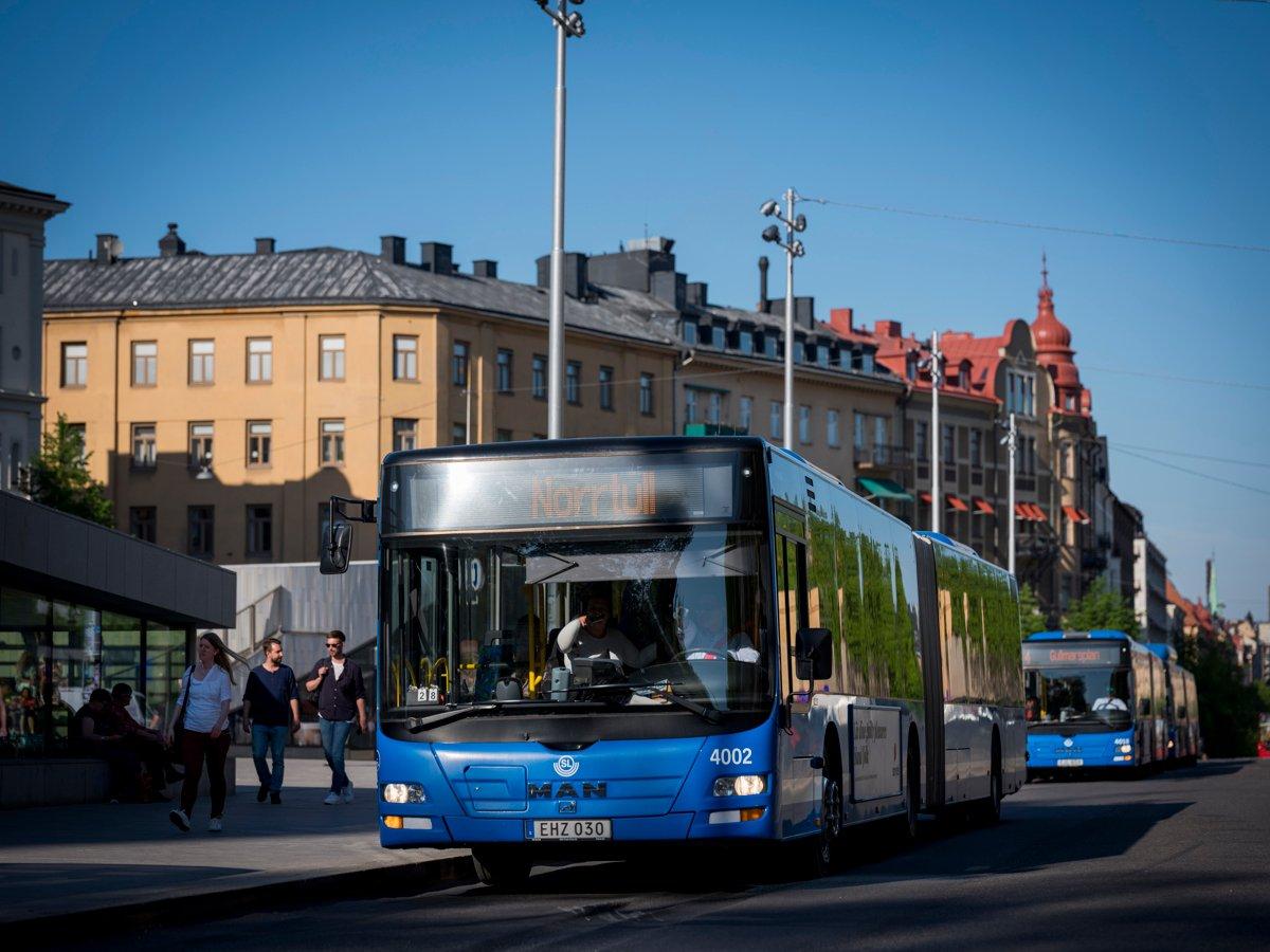 En blåbuss vid Odenplans station. Dden väntar på avgång och det verkar vara sommar i Stockholm