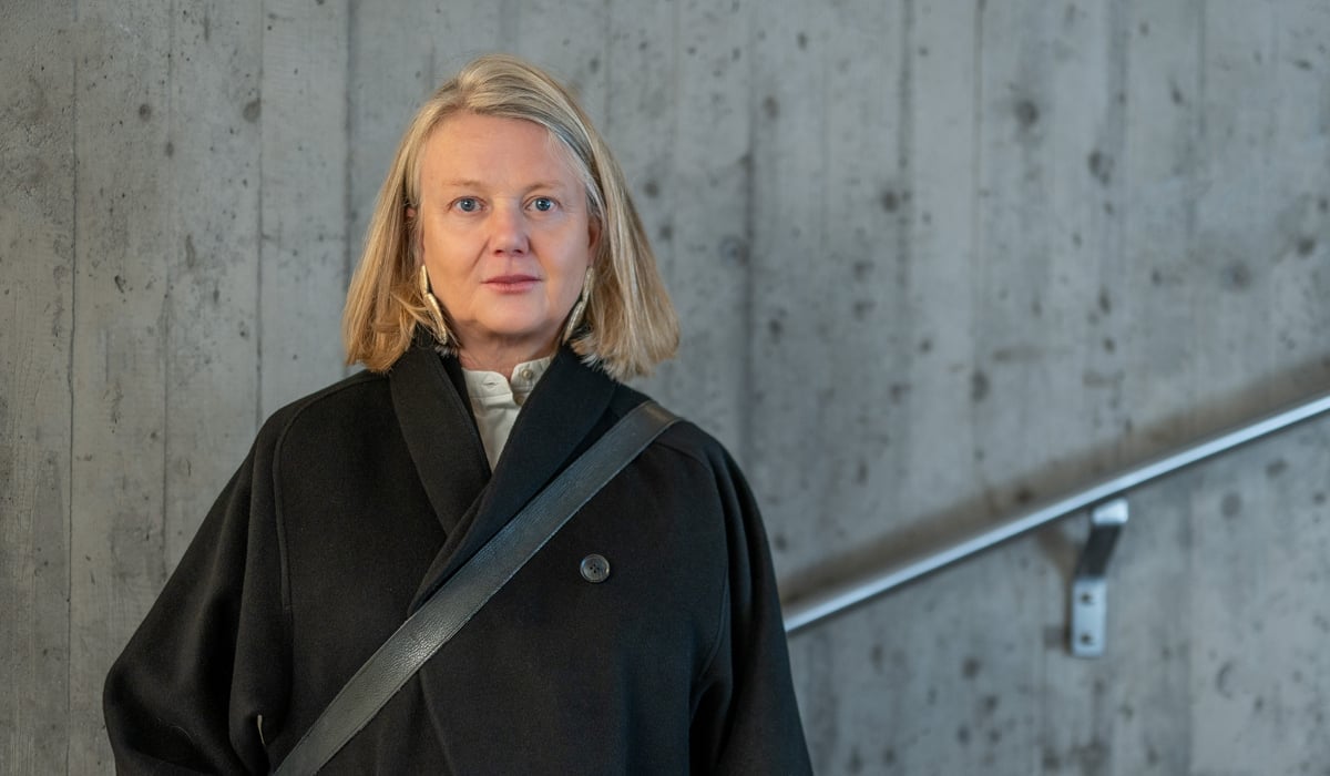 Eva står i en trappa