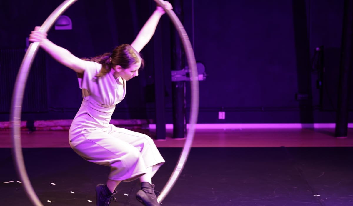 En kvinna som utför ett cirkusnummer inuti en rullande ring