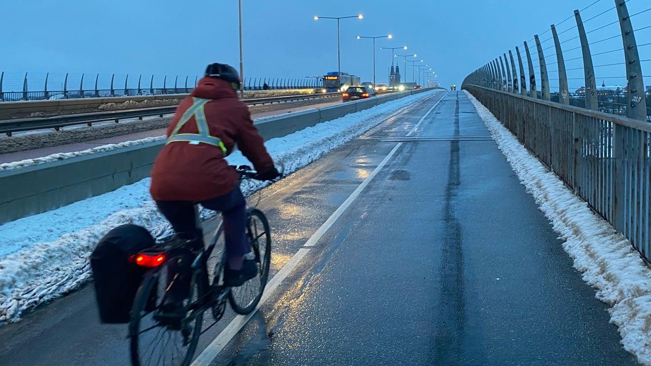 En cyklist kämpar uppför Västerbron i Stockholm