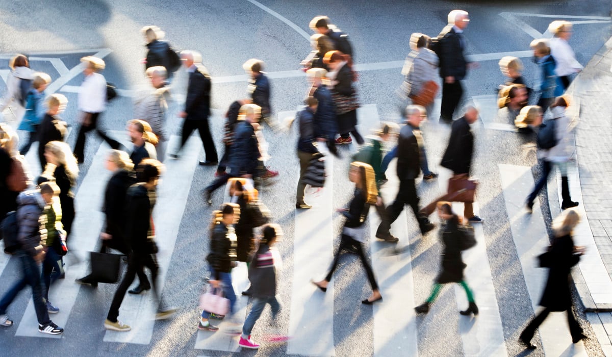 Människor går över ett övergångställe