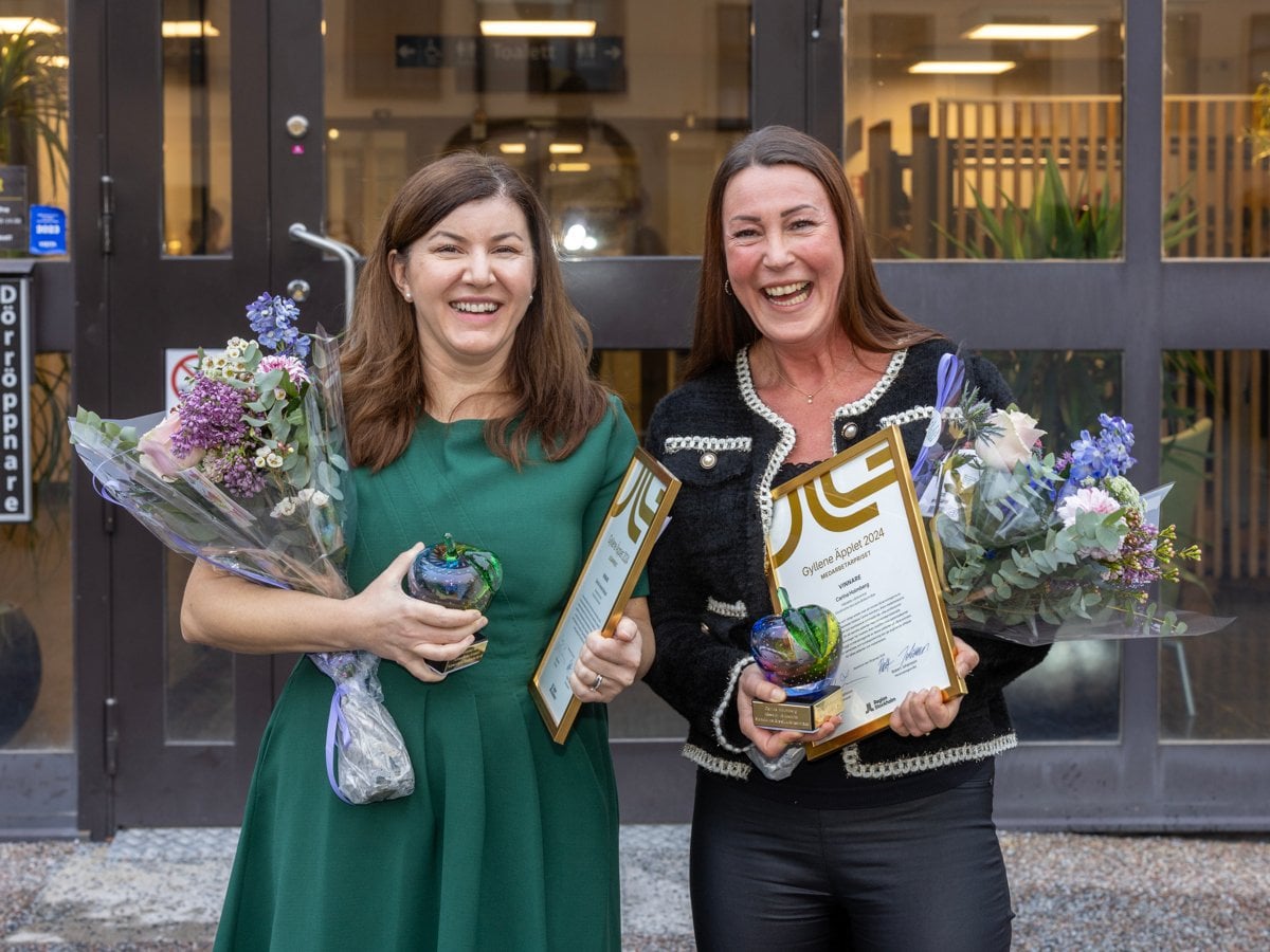 Vinnarna av Gyllene äpplet 2024. Ledarpriset Shirin Al-Asmar Karlsson, klinikchef Folktandvården Ortodonti, och medarbetarpriset Carina Holmberg, Hässelby vårdcentral