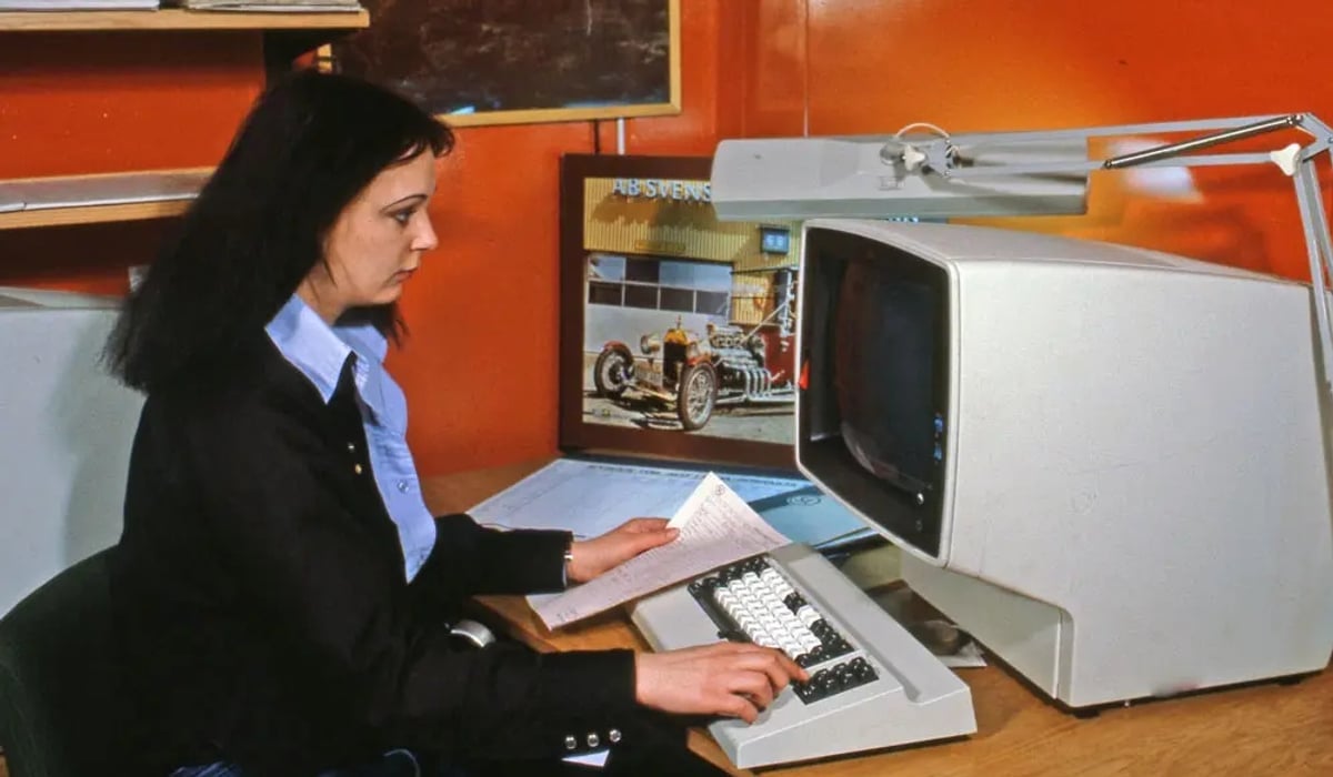 Kvinna sitter och arbetar vid en dator.