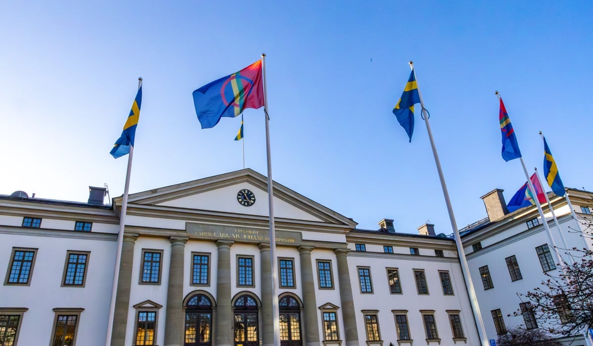 Samiska och svenska flaggor är hissade framför landstingshuset i Stockholm.
