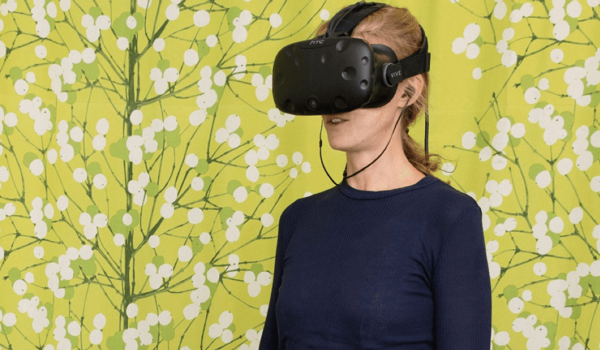 Foto på person som använder vr-glasögon