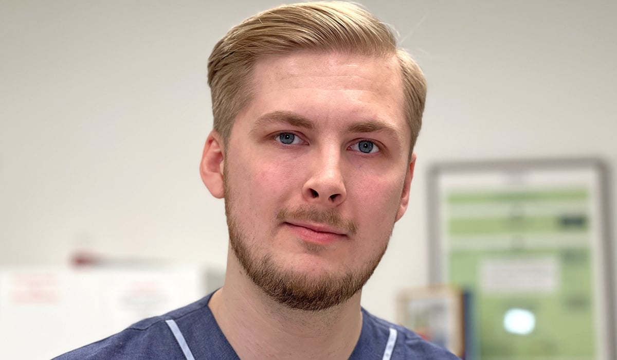 Porträttbild på Erik, klädd i sjukhuskläder