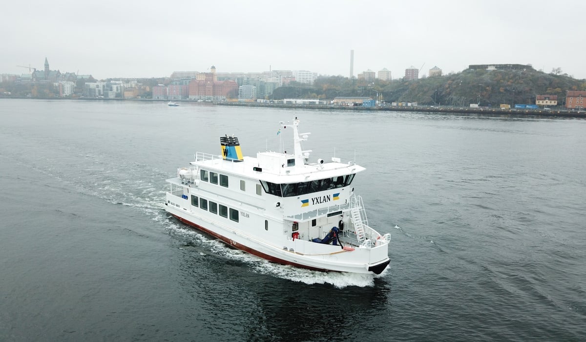 Fartyg vid namn Yxlan som navigerar längst med Stockholms innerstad.