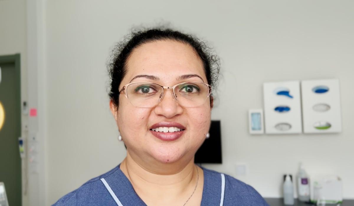 Porträttbild på Fahreen klädd i sjukhuskläder