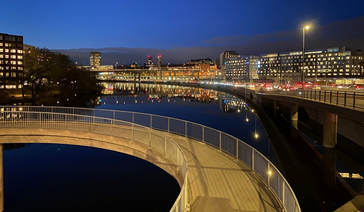 Skymning över Klarabergsleden i Stockholm